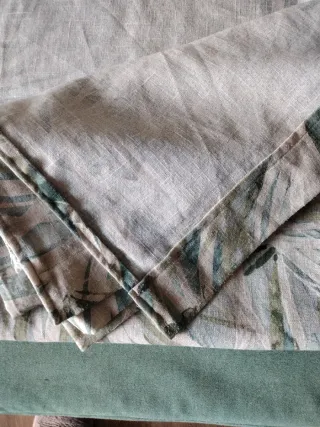 Cortinas lino estampado floral verde y azul.