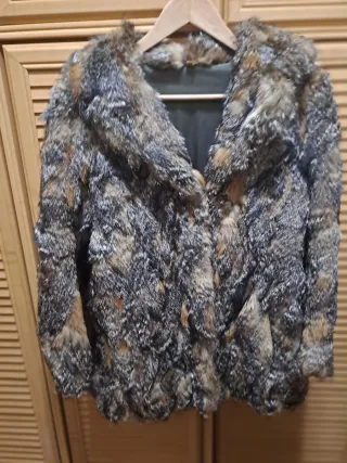 Abrigo de piel marrón y gris