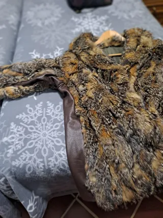 Abrigo de piel marrón y gris