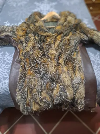 Abrigo de piel marrón y gris