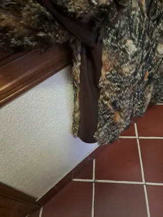 Abrigo de piel marrón y gris