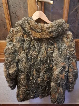 Abrigo de piel marrón y gris