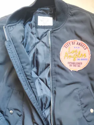 Chaqueta bomber Bershka negra con parches