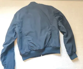 Chaqueta bomber Bershka negra con parches