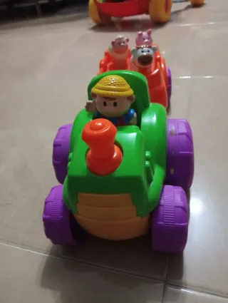 Tractor de juguete con remolque y animales