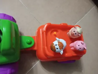 Tractor de juguete con remolque y animales