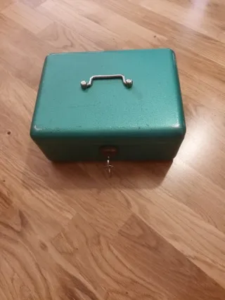 Caja de caudales verde con llave