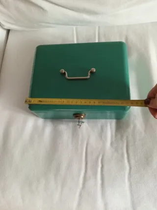 Caja de caudales verde con llave