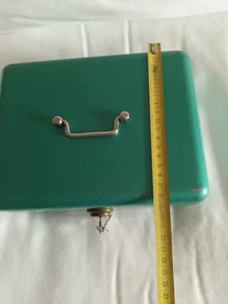 Caja de caudales verde con llave