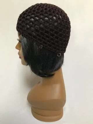 Cappello uncinetto marrone con anelli oro