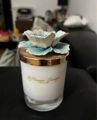 Candela profumata con fiore in ceramica