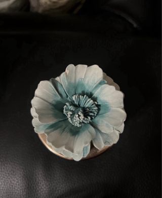 Candela profumata con fiore in ceramica