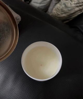 Candela profumata con fiore in ceramica