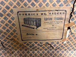 Baúl antiguo de madera y metal