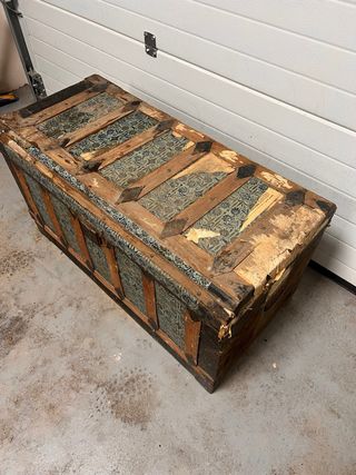 Baúl antiguo de madera y metal