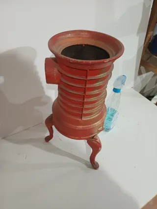 Estufa de hierro decorativa roja y dorada