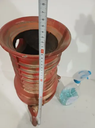 Estufa de hierro decorativa roja y dorada