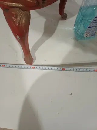 Estufa de hierro decorativa roja y dorada