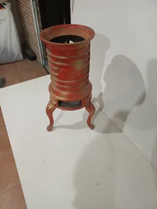 Estufa de hierro decorativa roja y dorada