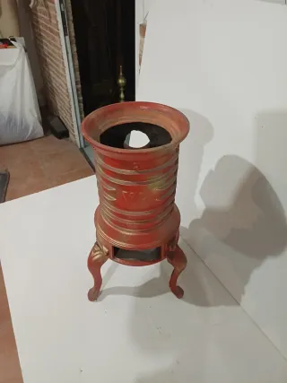 Estufa de hierro decorativa roja y dorada