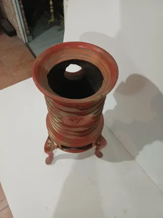 Estufa de hierro decorativa roja y dorada