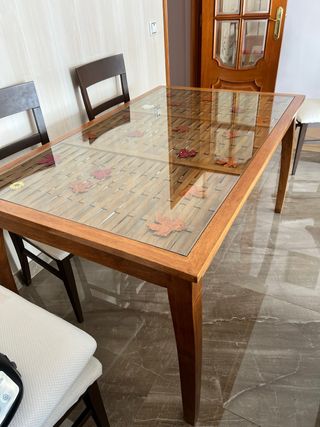 Mesa de comedor de madera y cristal