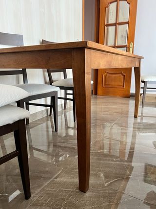 Mesa de comedor de madera y cristal