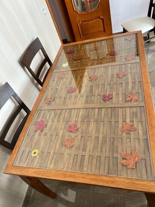 Mesa de comedor de madera y cristal