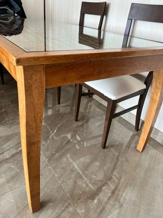 Mesa de comedor de madera y cristal