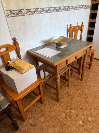 Mesa de cocina con 2 sillas