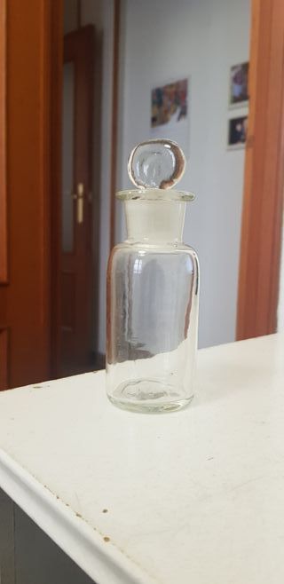 8 botes de productos farmacéuticos mas uno sin tap