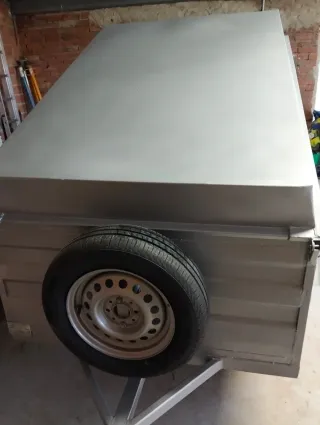 Remolque de coche plateado con tapa