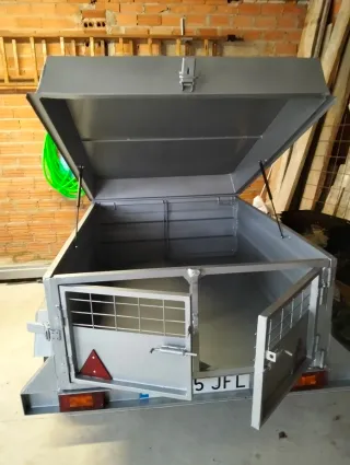 Remolque de coche plateado con tapa