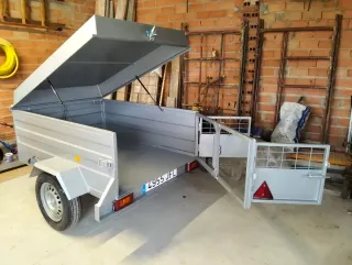 Remolque de coche plateado con tapa