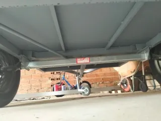 Remolque de coche plateado con tapa