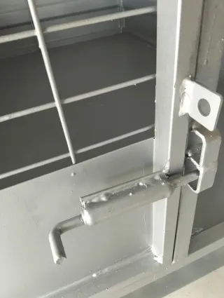 Remolque de coche plateado con tapa