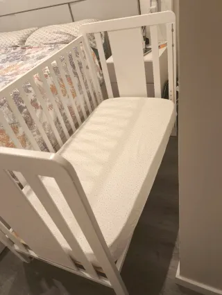 Cuna colecho blanca con osito y estrellas