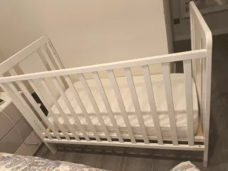 Cuna colecho blanca con osito y estrellas