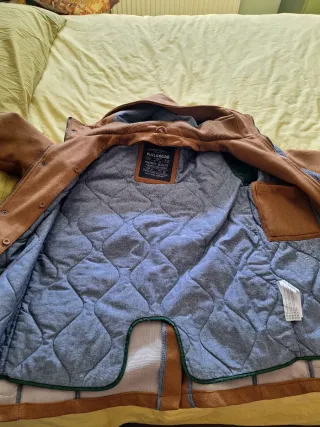 Chaqueta marrón con capucha y botones