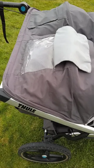 Carro gemelar Thule + plástico lluvia + guantes.