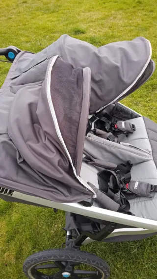 Carro gemelar Thule + plástico lluvia + guantes.