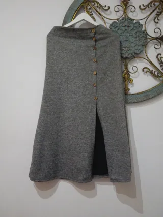 Falda larga gris con botones