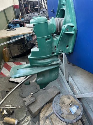 Barco deportivo blanco y azul Esta sin acabar