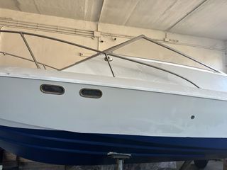 Barco deportivo blanco y azul Esta sin acabar