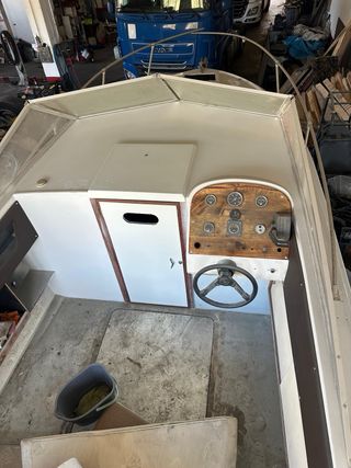 Barco deportivo blanco y azul Esta sin acabar