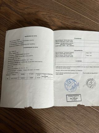 Barco deportivo blanco y azul Esta sin acabar