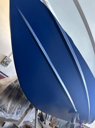 Barco deportivo blanco y azul Esta sin acabar