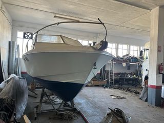 Barco deportivo blanco y azul Esta sin acabar