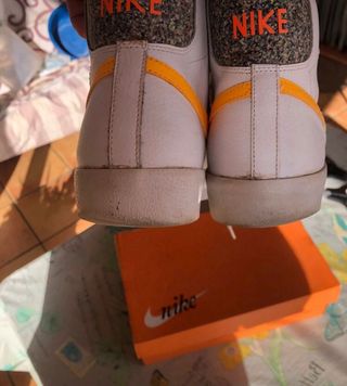 Nike Blazer Mid ’77 blancas con detalle en naranja