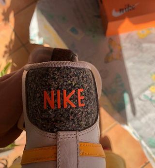 Nike Blazer Mid ’77 blancas con detalle en naranja